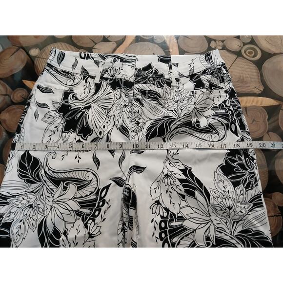 Chico's the Platinum Girlfriend Crop Slim Fit Floral Pants Black White Medium - Picture 6 of 11
